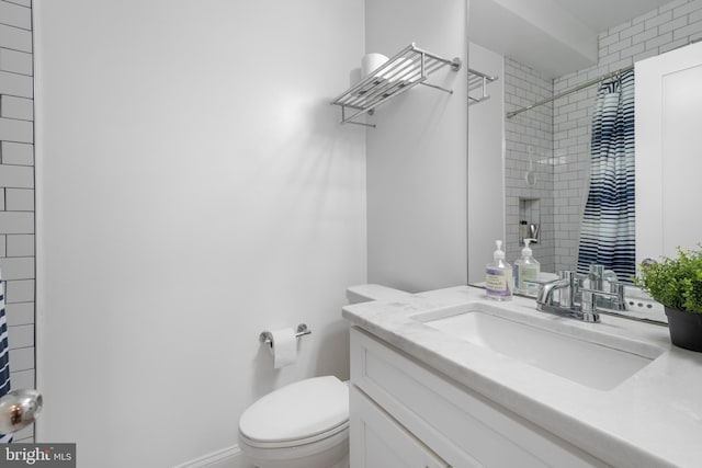 bathroom featuring vanity, toilet, a shower with shower curtain, and baseboards