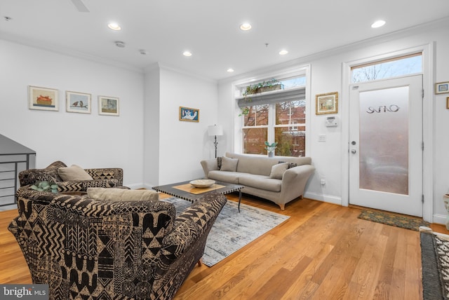 living room featuring light wood finished floors, recessed lighting, crown molding, and baseboards