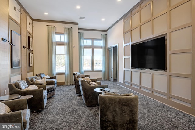 carpeted living room featuring visible vents, recessed lighting, and crown molding