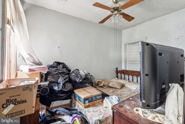 bedroom featuring ceiling fan