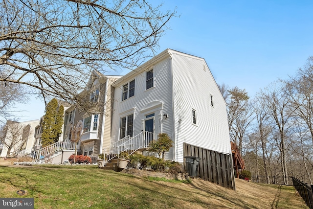 view of front of house featuring a front yard