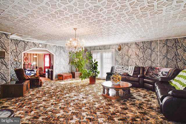 living room featuring an ornate ceiling, arched walkways, and a notable chandelier