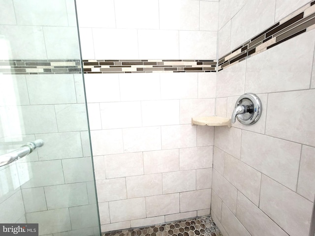 full bath featuring tiled shower