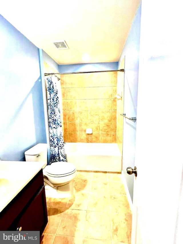 full bath with visible vents, vanity, toilet, and a shower with shower curtain