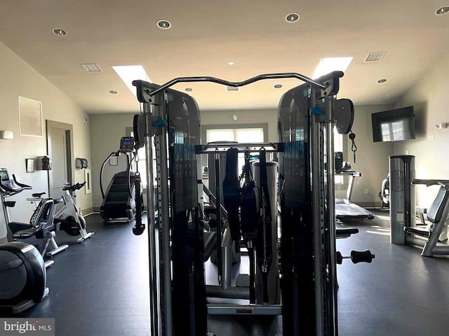 exercise room with visible vents, recessed lighting, and baseboards