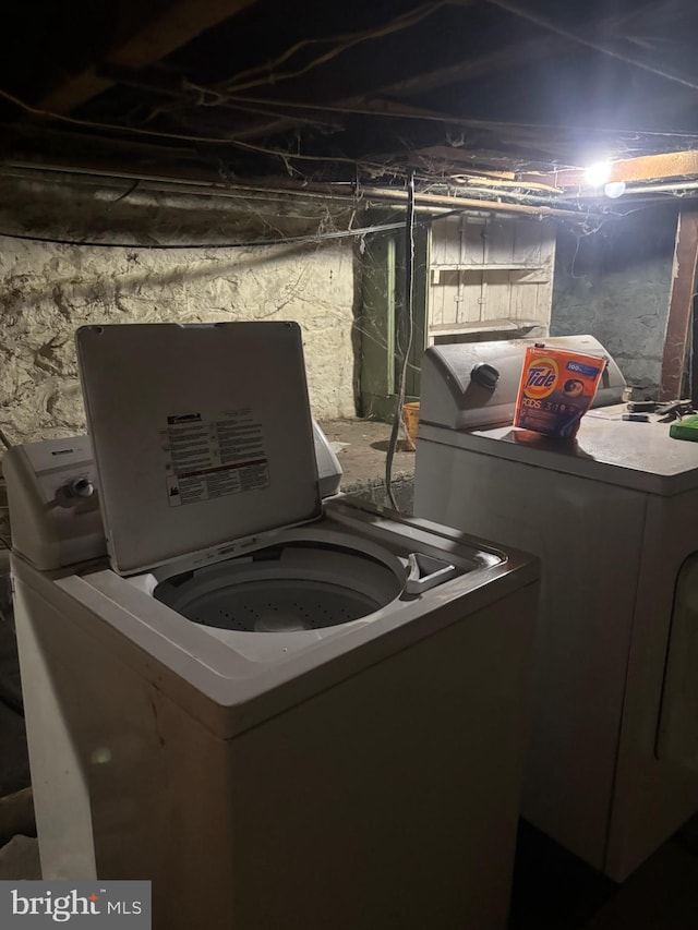 washroom with laundry area and washing machine and dryer