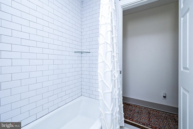 bathroom featuring shower / tub combo