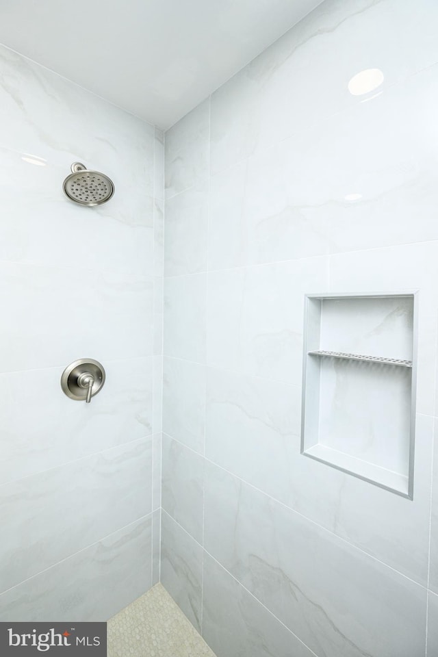 bathroom featuring a tile shower