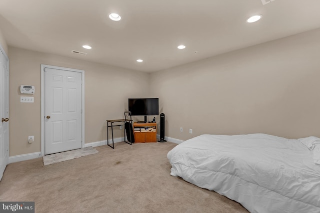 bedroom featuring light colored carpet, visible vents, baseboards, and recessed lighting