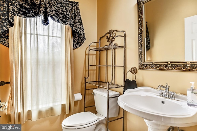 bathroom featuring a sink and toilet