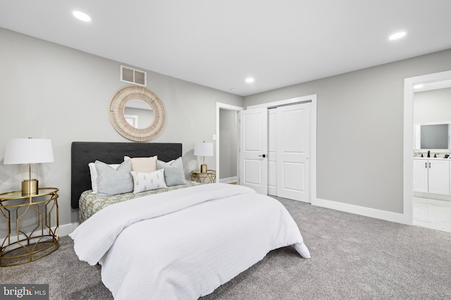 carpeted bedroom featuring baseboards, visible vents, a closet, and recessed lighting