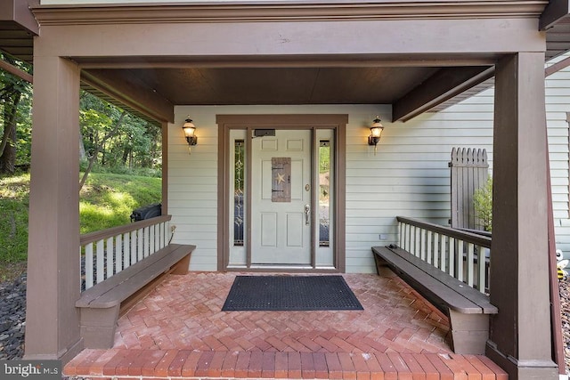 entrance to property featuring a porch