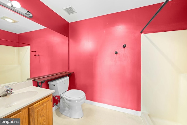 full bathroom with baseboards, visible vents, a shower, toilet, and vanity