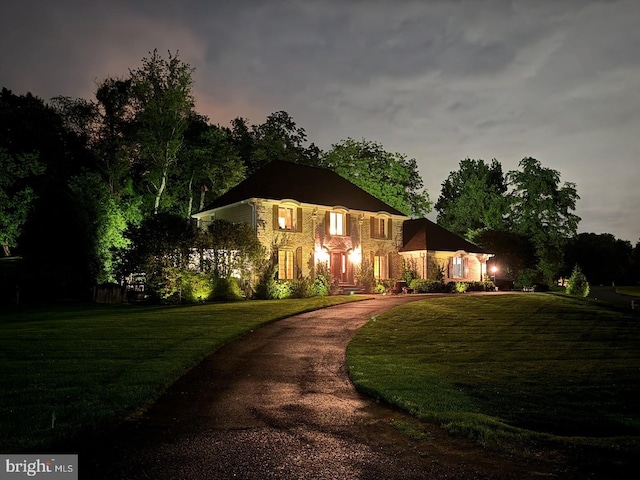 view of front of house featuring driveway and a front lawn