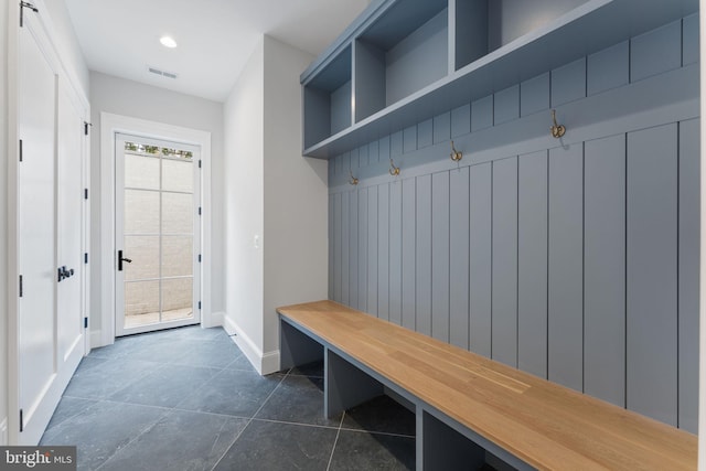 mudroom featuring baseboards, visible vents, and recessed lighting