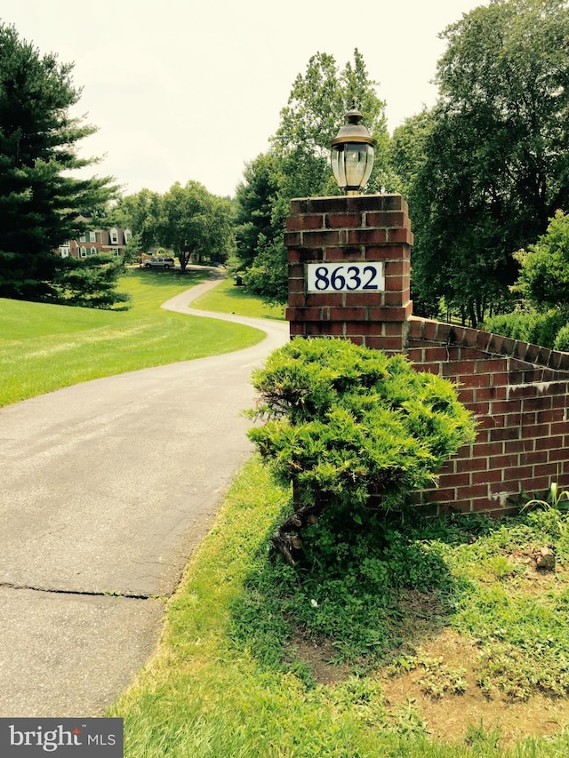 community sign with a yard