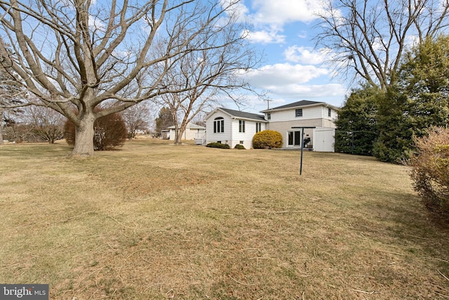 view of front of house featuring a front yard