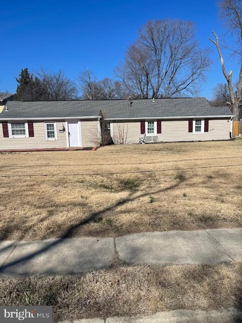 single story home featuring a front yard