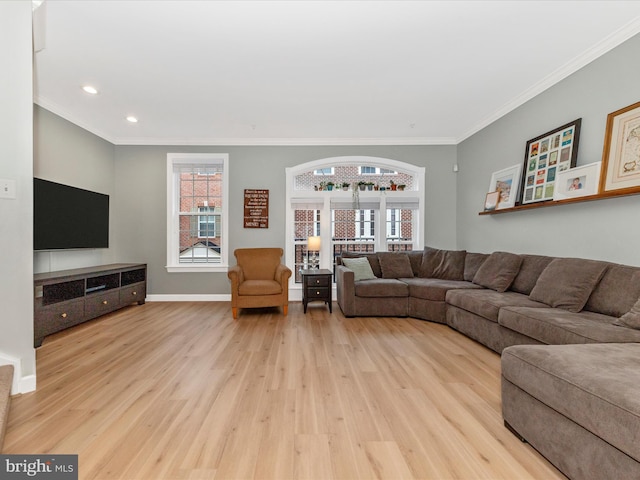 living area featuring light wood-style floors, recessed lighting, crown molding, and baseboards