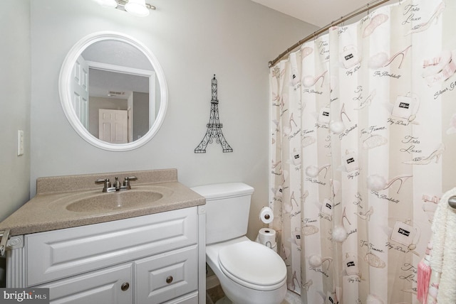 full bathroom featuring vanity, a shower with shower curtain, and toilet