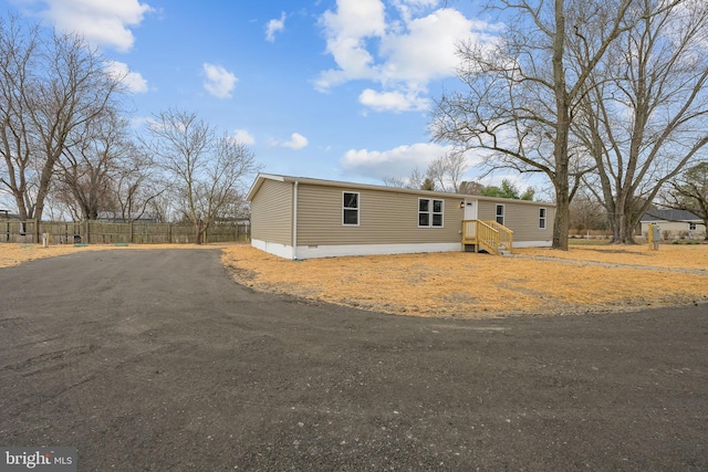 manufactured / mobile home with crawl space and fence