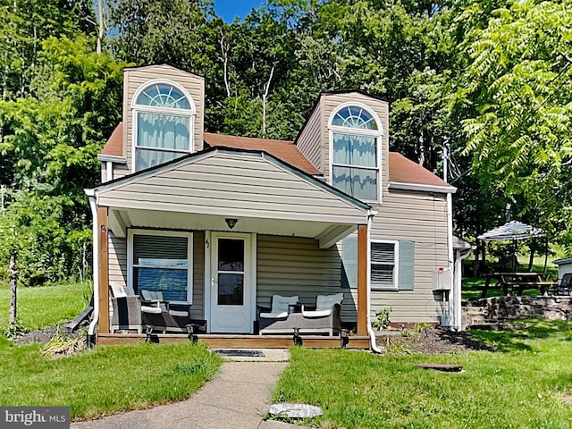 view of front facade featuring covered porch and a front lawn