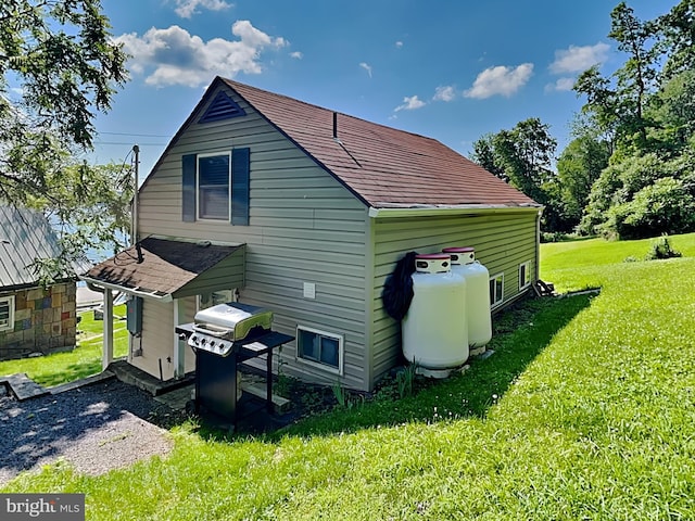 view of side of property featuring a lawn