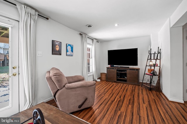 living area featuring recessed lighting, baseboards, and dark wood-style floors
