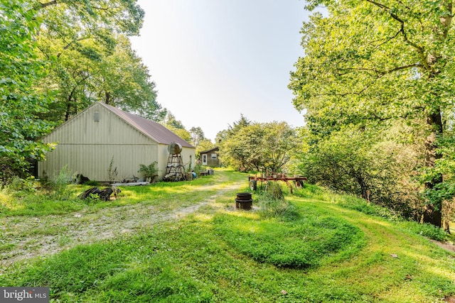 view of yard with a pole building and an outbuilding