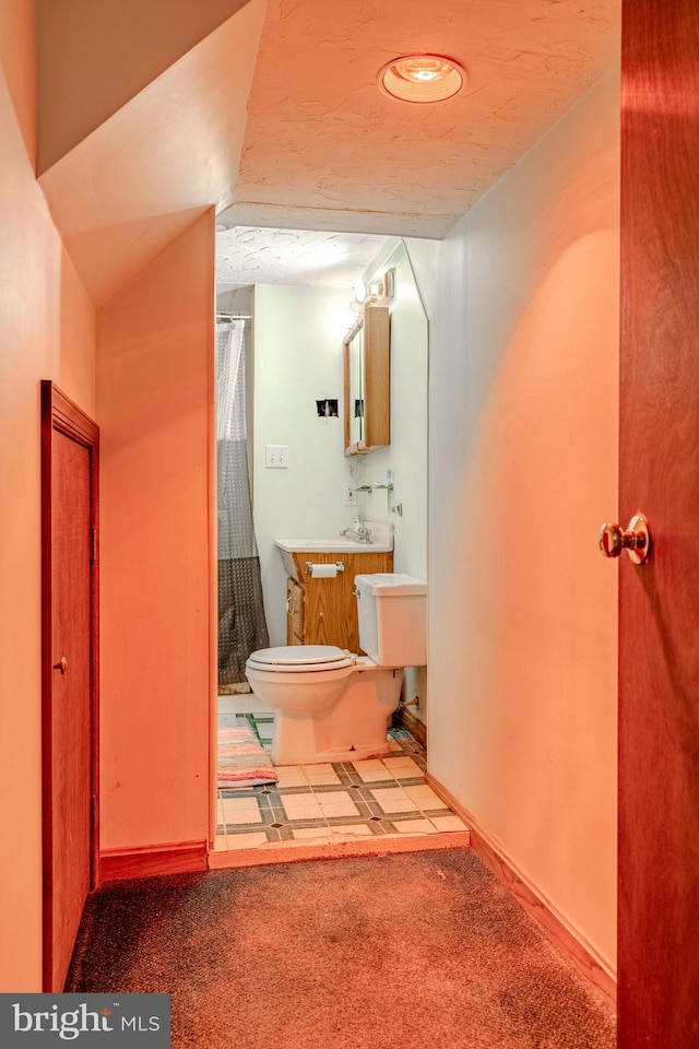 full bath featuring toilet, a shower with curtain, baseboards, and vanity