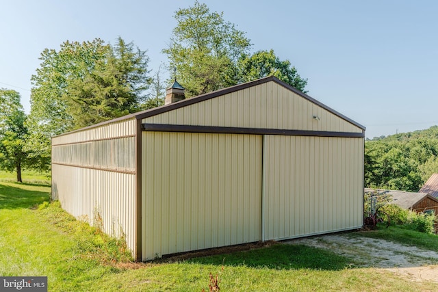 view of pole building with a lawn