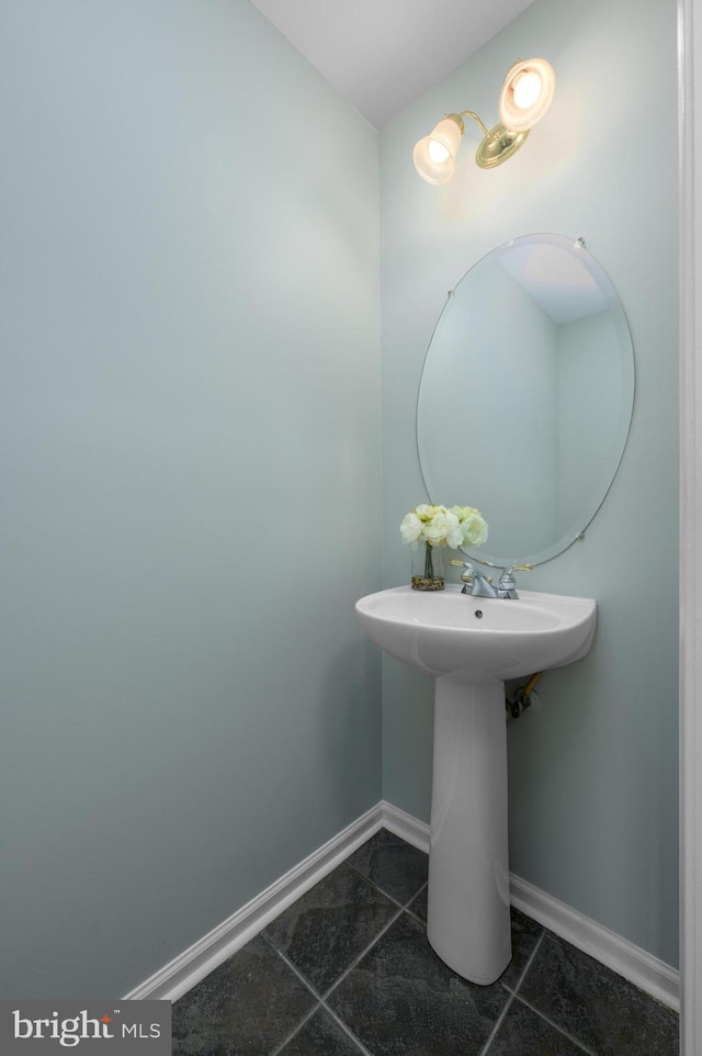 bathroom featuring baseboards and tile patterned floors