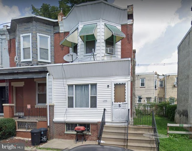 townhome / multi-family property featuring a chimney