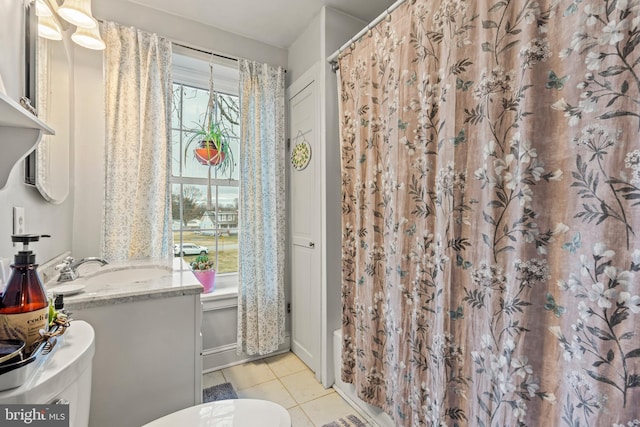 full bathroom featuring toilet, a shower with shower curtain, vanity, and tile patterned floors