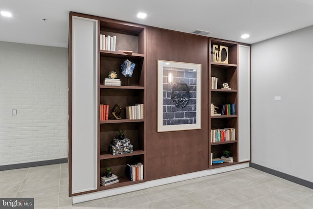 interior details with baseboards, recessed lighting, visible vents, and built in features