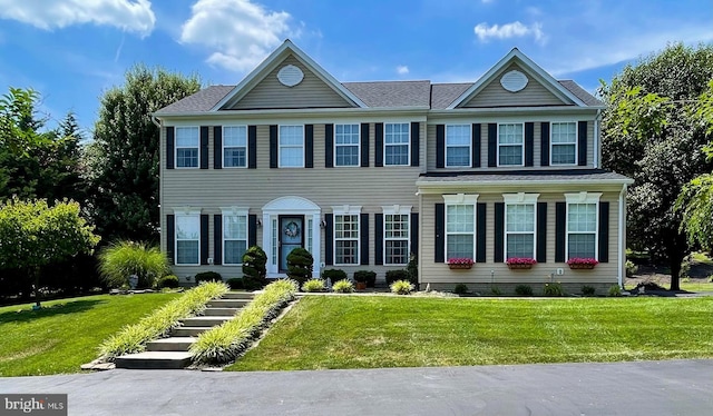 view of front of home featuring a front yard