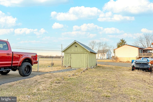 view of yard with an outbuilding