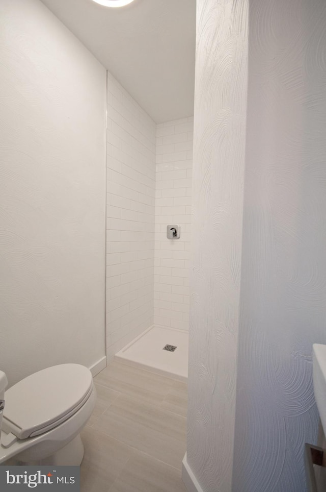 136 W Lytle Ave, State College, PA 16801 - bathroom featuring toilet, tiled shower, and baseboards