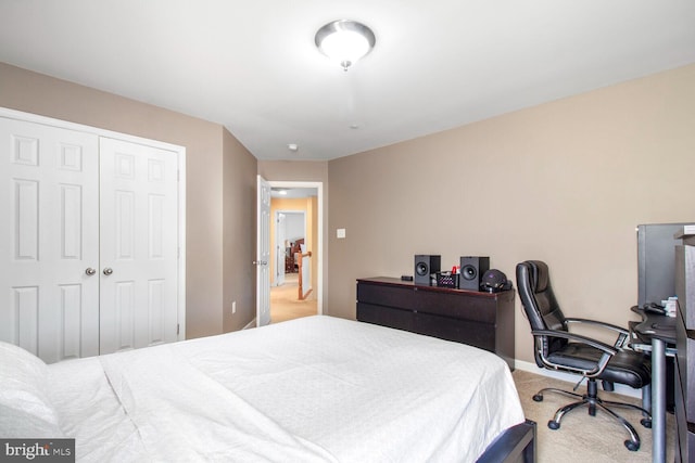 bedroom featuring carpet floors and a closet