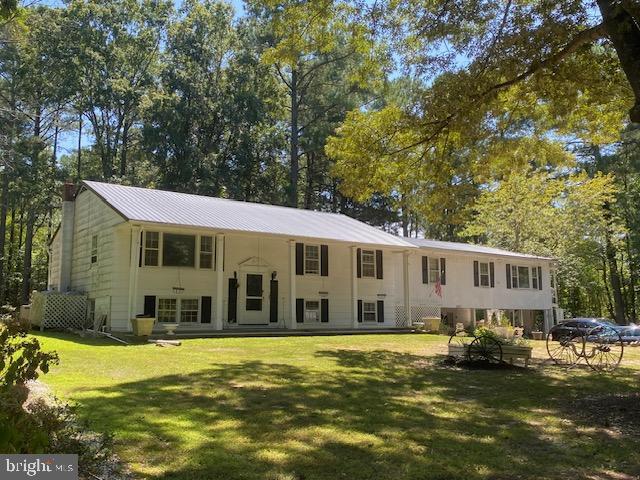 view of front of house with a front lawn