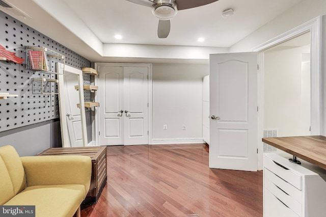 living area featuring ceiling fan, visible vents, dark wood-style flooring, and recessed lighting