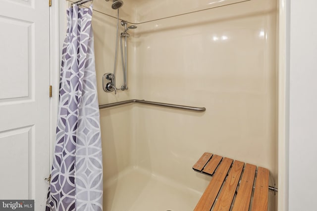 bathroom featuring a shower with shower curtain