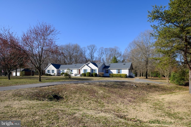 ranch-style house featuring a front lawn