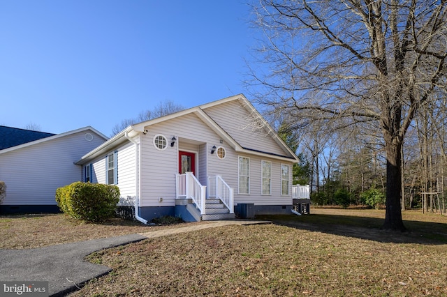 view of front of property featuring a front lawn and cooling unit