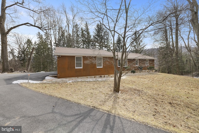 view of front facade with driveway