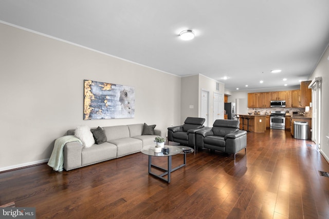 living area with dark wood-style floors, recessed lighting, crown molding, and baseboards