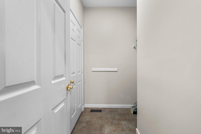 entryway featuring visible vents and baseboards