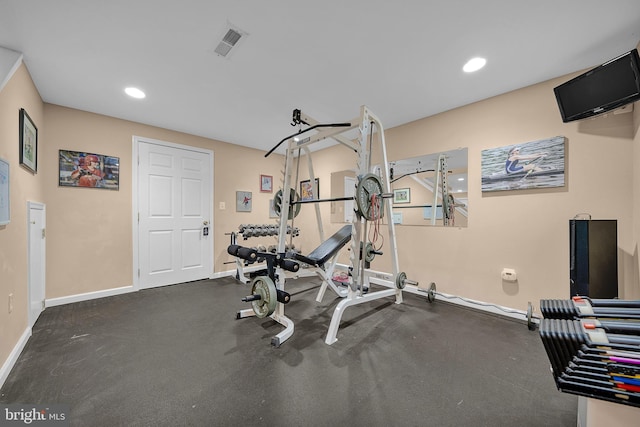 workout room with baseboards, visible vents, and recessed lighting