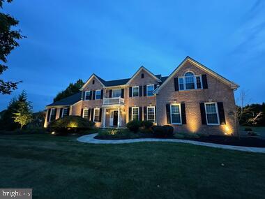 view of front of house with a front yard