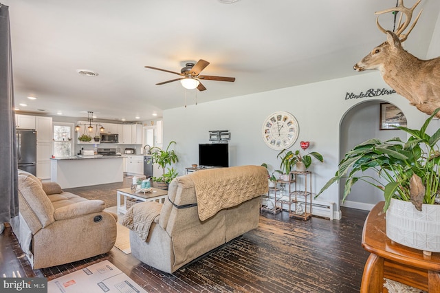 living area with visible vents, dark wood-type flooring, baseboards, ceiling fan, and recessed lighting